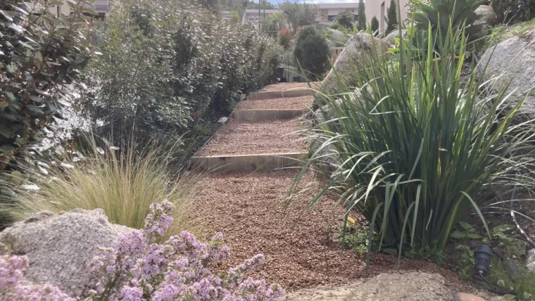 Création d'allée en gravier dans un jardin de maison à Solenzara, Porto-Vecchio, Arte Natura