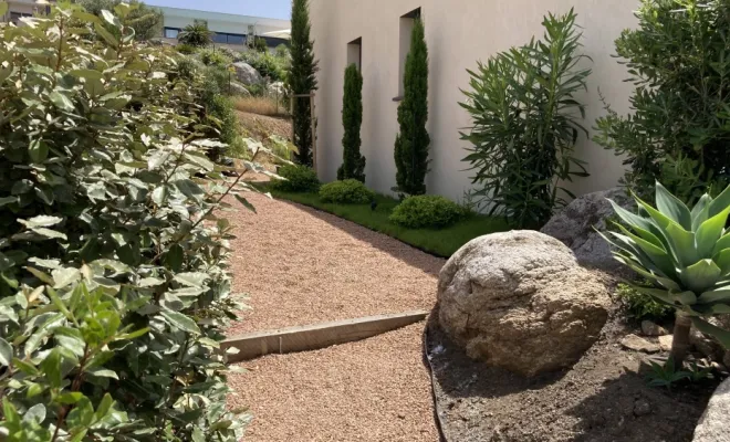Création d'allée en gravier dans un jardin de maison à Solenzara, Porto-Vecchio, Arte Natura